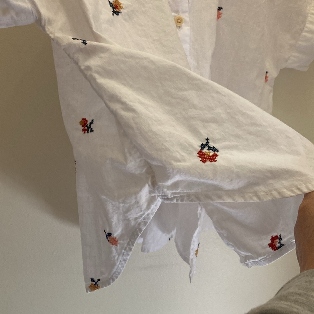 V-Neck Shirt in Cross-Stitch Floral M - Picture 11 of 11
